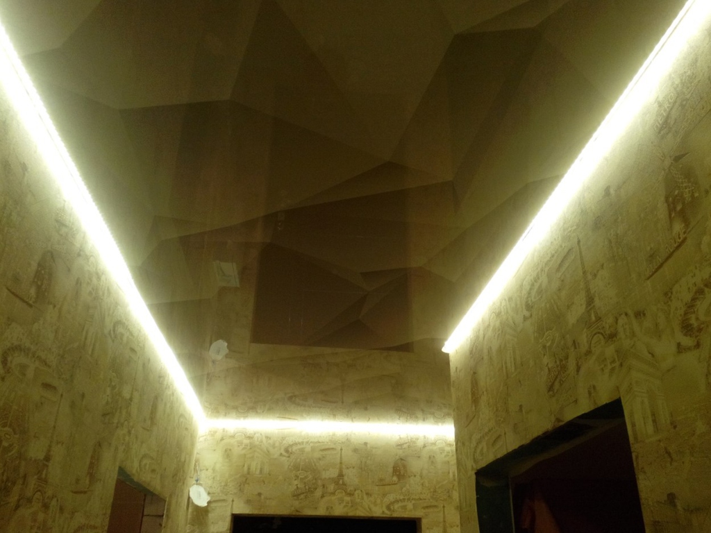 Парящий потолок в коридоре