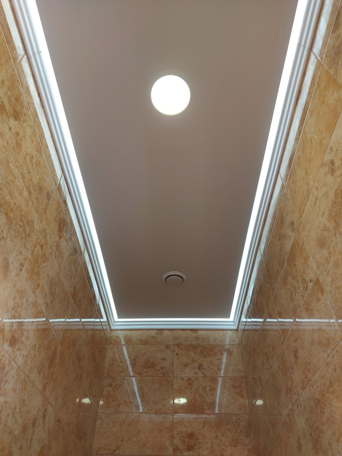 Натяжной потолок в туалете с контурной подсветкой