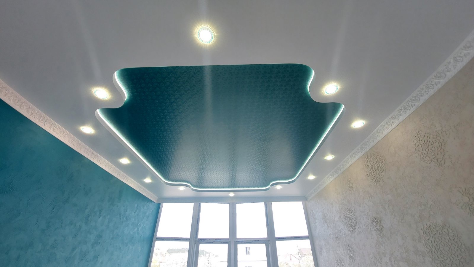 Велюровый натяжной потолок с межуровневой подсветкой в комнате