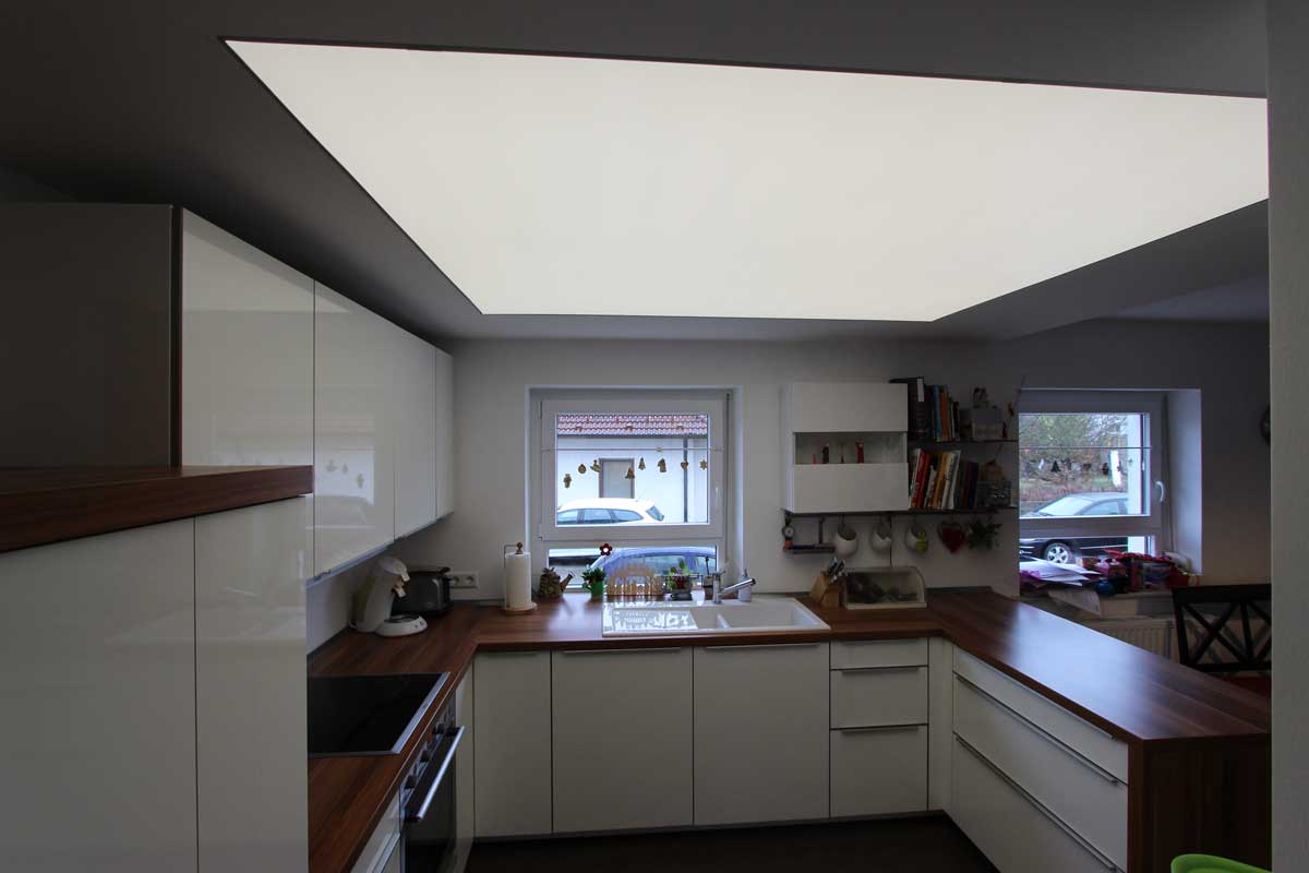 световой потолок на кухне