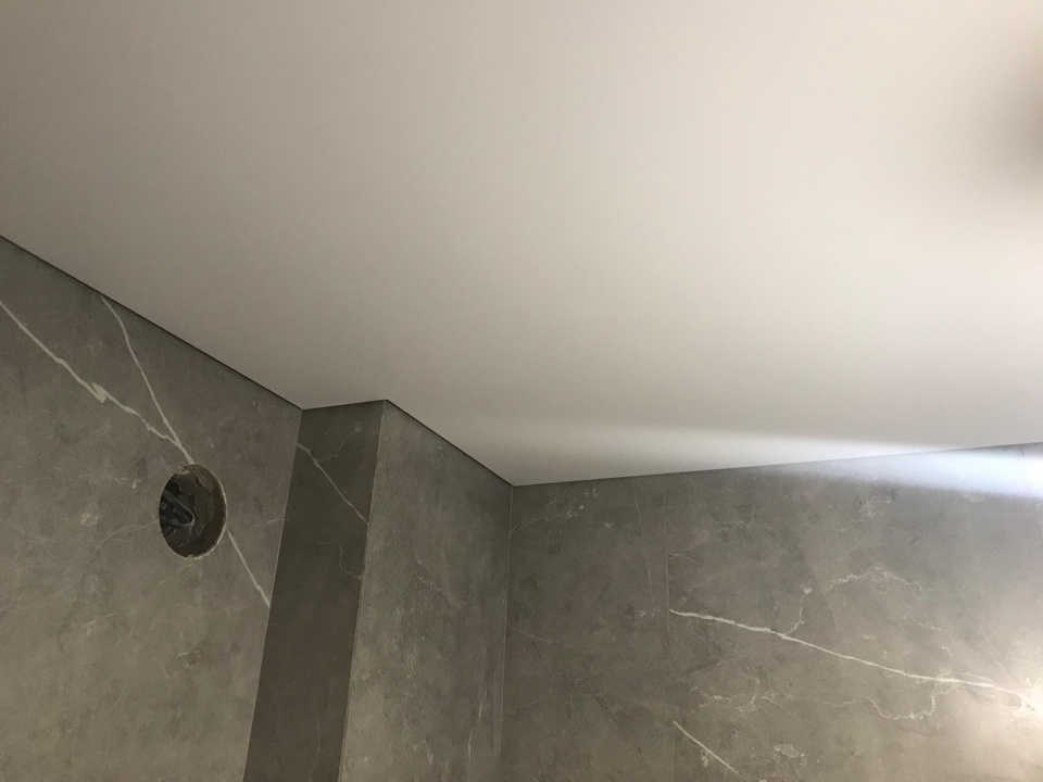 Фото теневой натяжной потолок в ванной