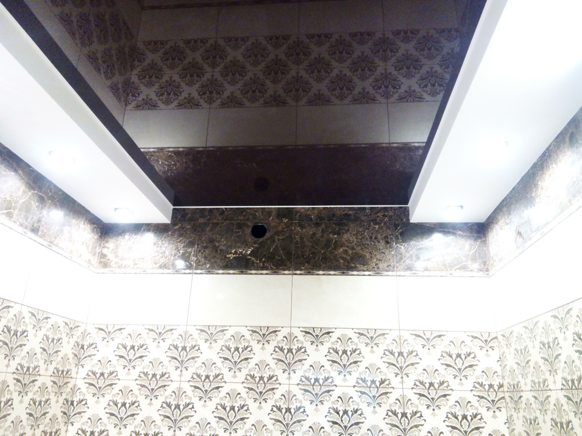 Натяжной потолок в ванной 571лак