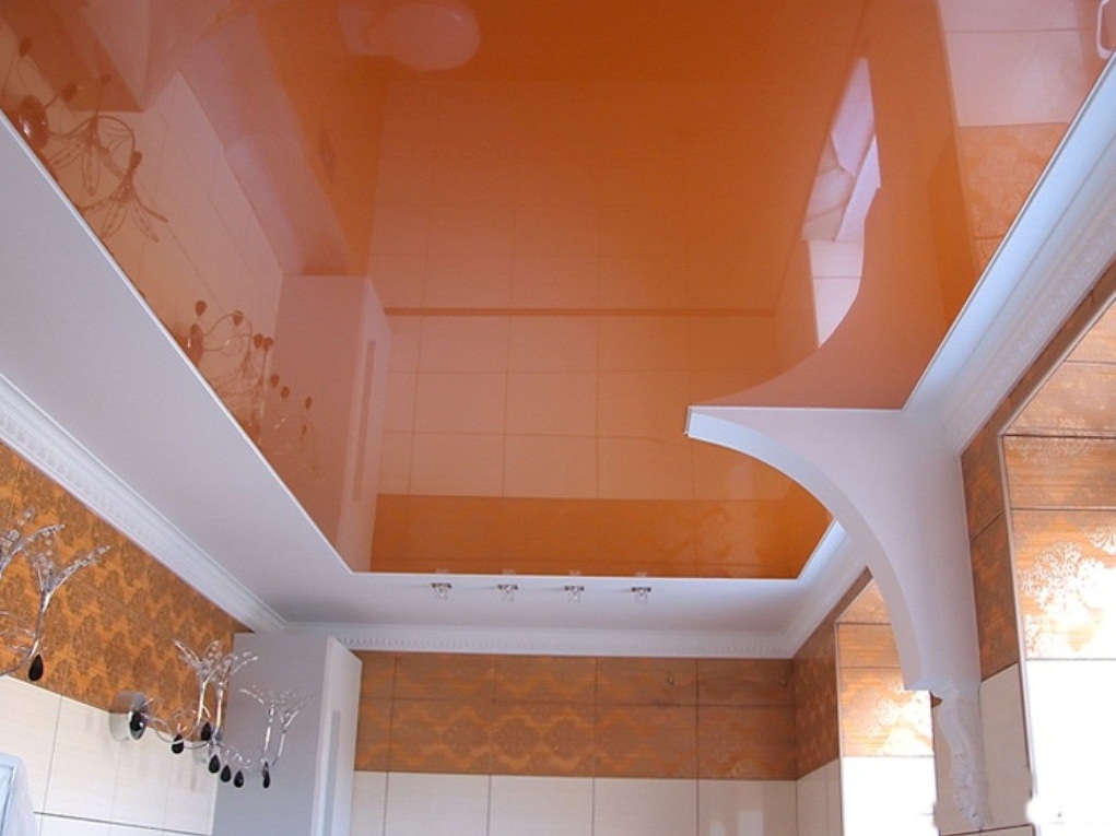 оранжевый потолок в ванной