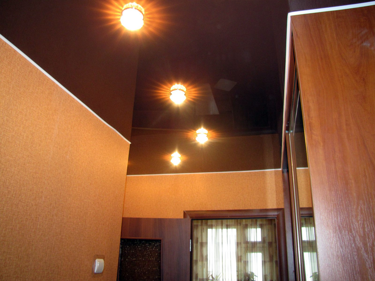  глянцевый потолок в коридоре 