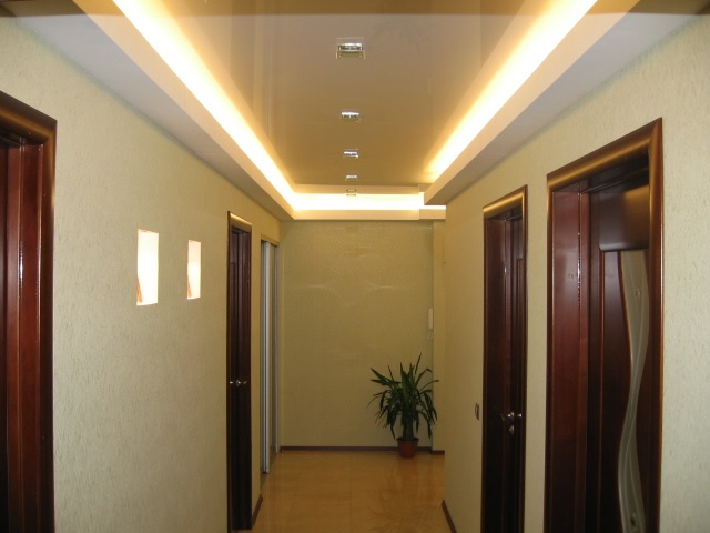 потолок с подсветкой в коридоре