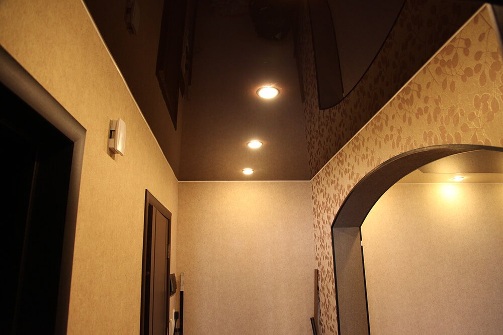 коричневый потолок в коридоре