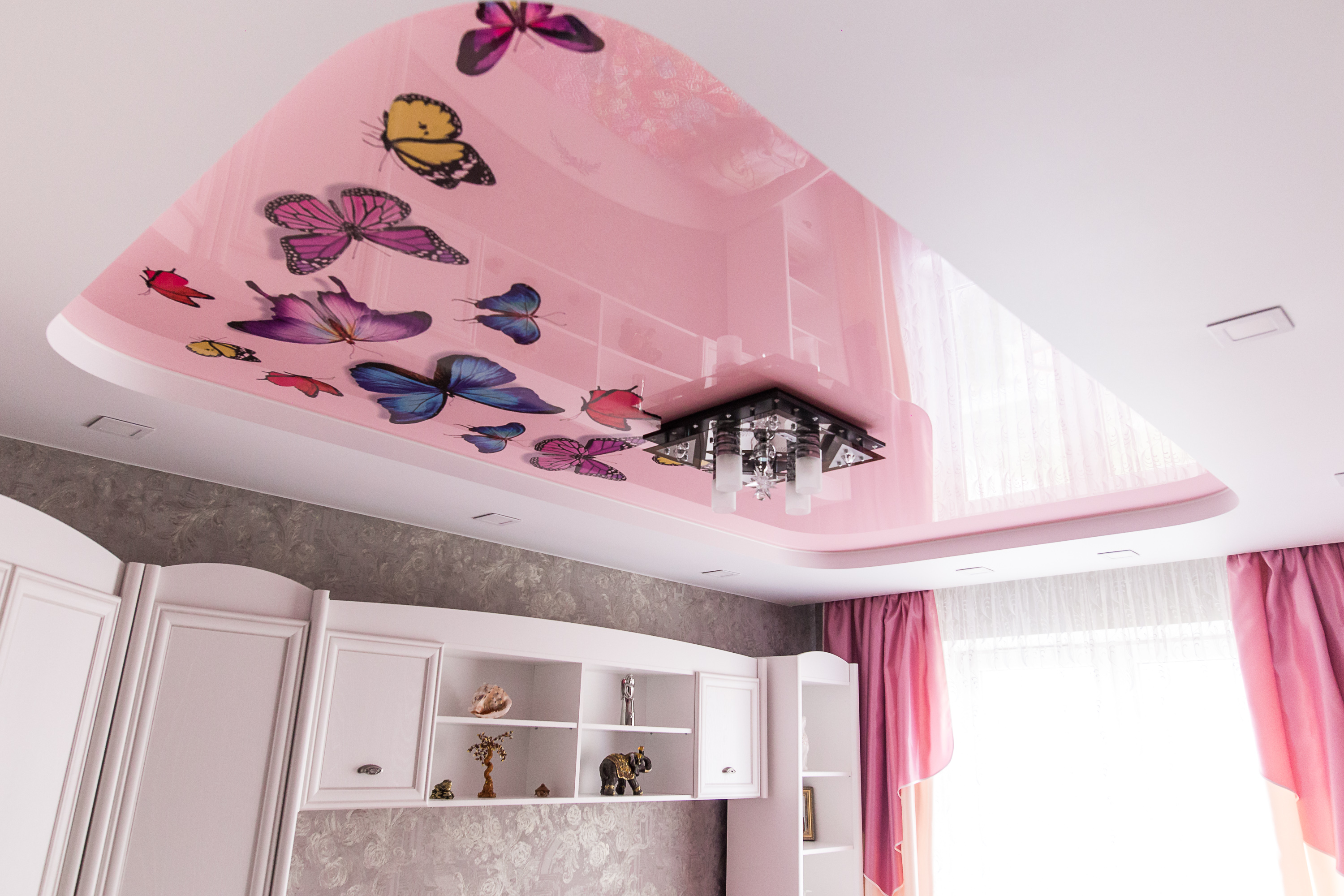 Художественный натяжной потолок в детской-бабочки