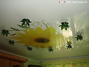 натяжной потолок в спальне с рисунком