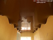 волнообразный потолок в коридоре
