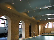 Натяжной потолок волной в бассейне