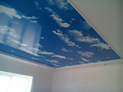 натяжной потолок в спальне облака