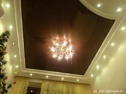 коричневый потолок в спальне