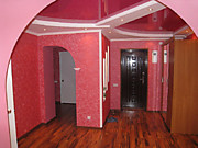 красный потолок в коридоре
