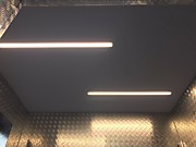 Натяжной потолок в с.у световые линии