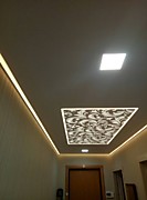 Контурный световой потолок в коридоре