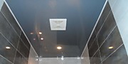 Глянцевый натяжной потолок в туалете