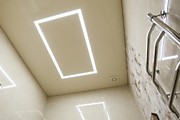 Натяжные потолки в туалете-световые линии