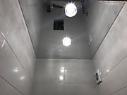 Зеркальный натяжной потолок в санузле