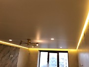 Парящий натяжной потолок в комнате