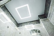 Натяжной потолок в туалете световые линии
