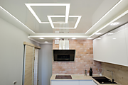 натяжные потолки на кухне-свет линии