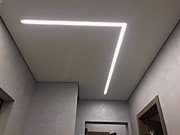 Натяжной потолок в коридоре световые линии