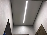 Натяжной потолок в коридоре с теневым зазором