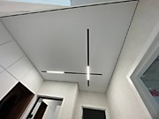 Натяжной потолок с теневым примыканием в коридоре