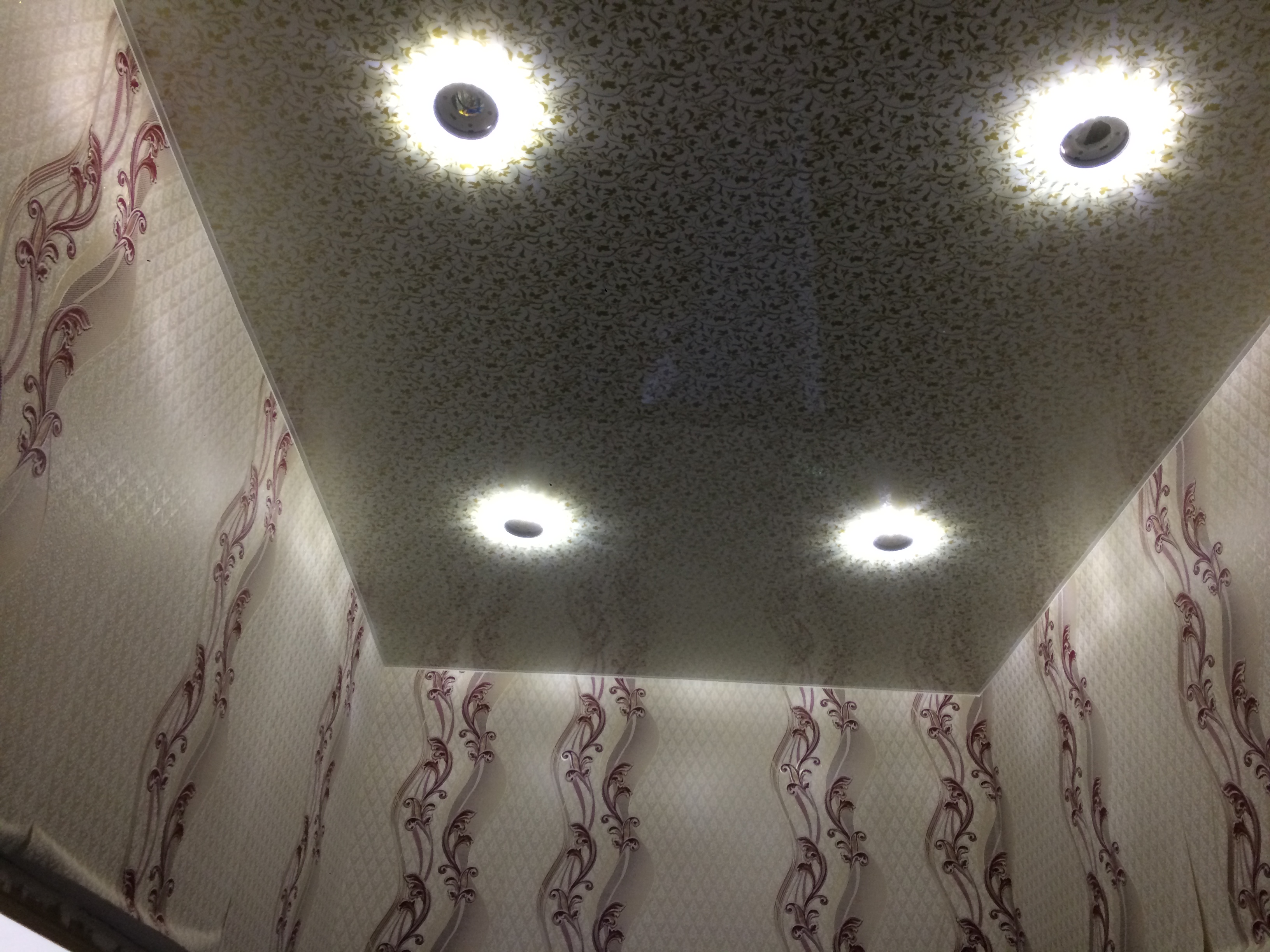 Светильники на натяжном потолке GX53