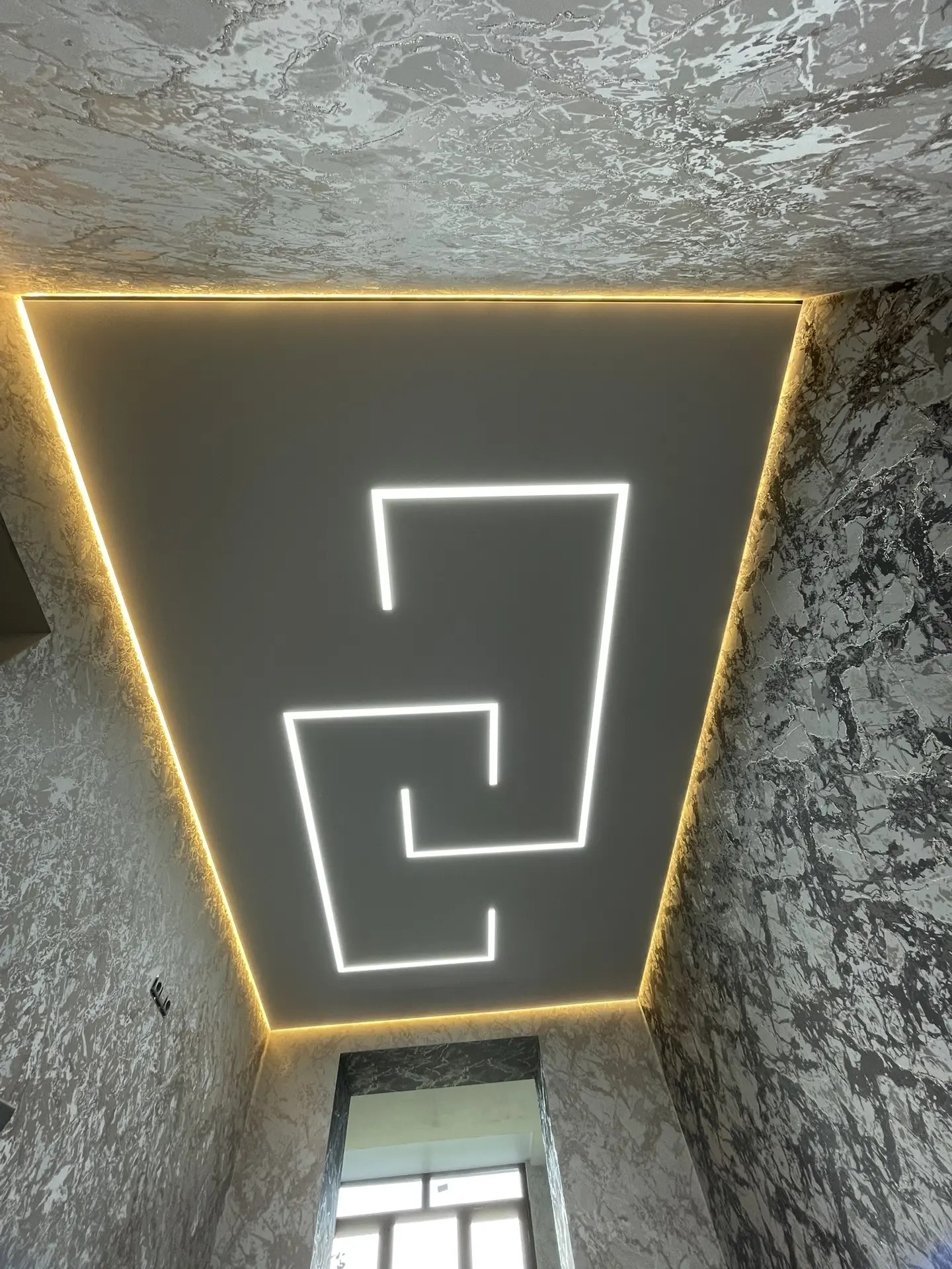 Световые линии в спальне