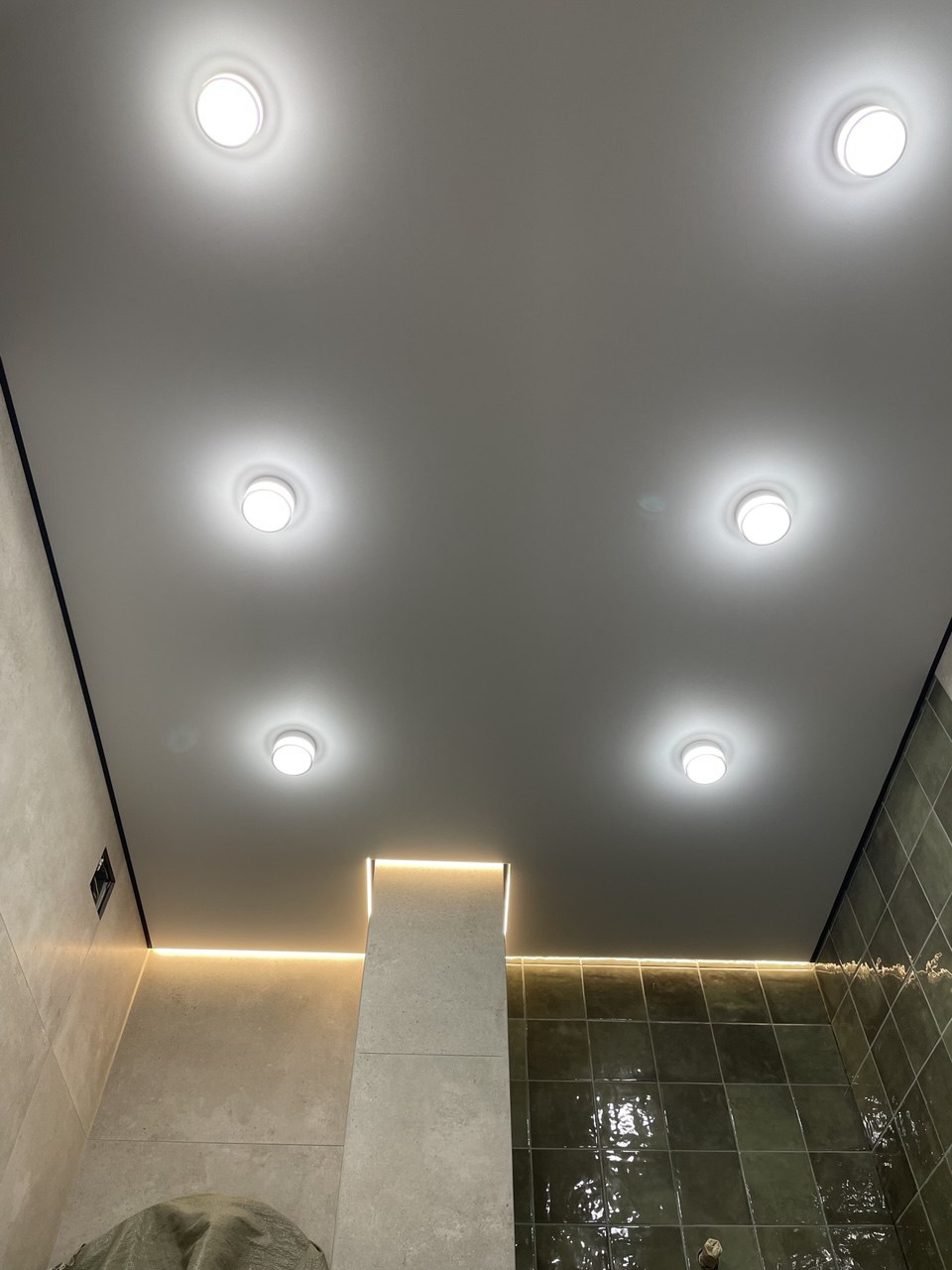 Натяжной потолок в душевой с парящей подсветкой