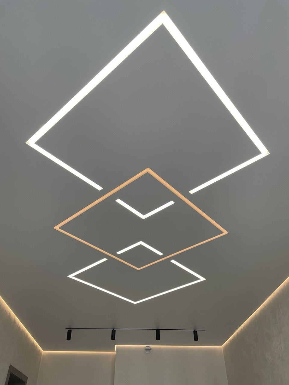 Световые линии в спальне