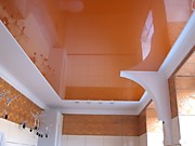 оранжевый потолок в ванной
