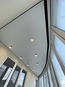 Натяжной потолок на балконе с теневым примыканием