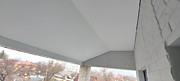 Натяжной потолок с теневым зазором на балконе