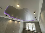 Фактурный многоуровневый натяжной потолок с подсветкой