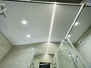 Современный натяжной потолок в душевой на теневом примыкание