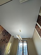 Натяжной потолок в спальне на теневом примыкание