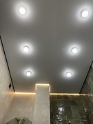 Натяжной потолок в душевой с парящей подсветкой