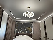 Натяжной потолок с трековым освещением в спальне