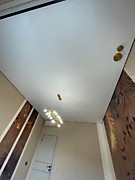 Натяжной потолок в спальне на теневом примыкание