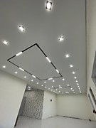 Натяжной потолок с трековым освещением в столовой