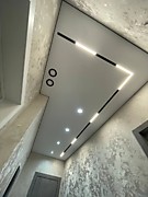 Натяжной потолок в коридоре с трековым освещением